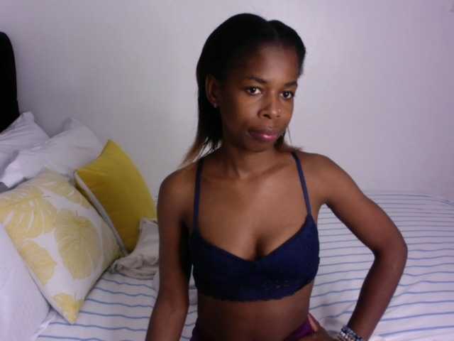 Larrine live cam on BongaCams