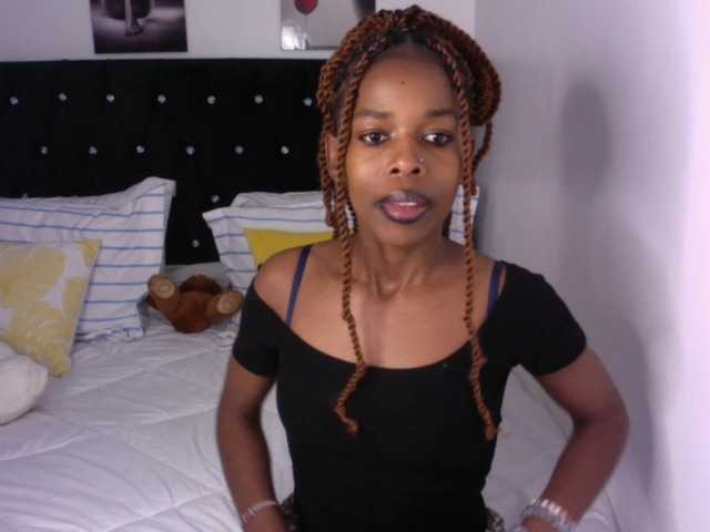 Larrine live cam on BongaCams