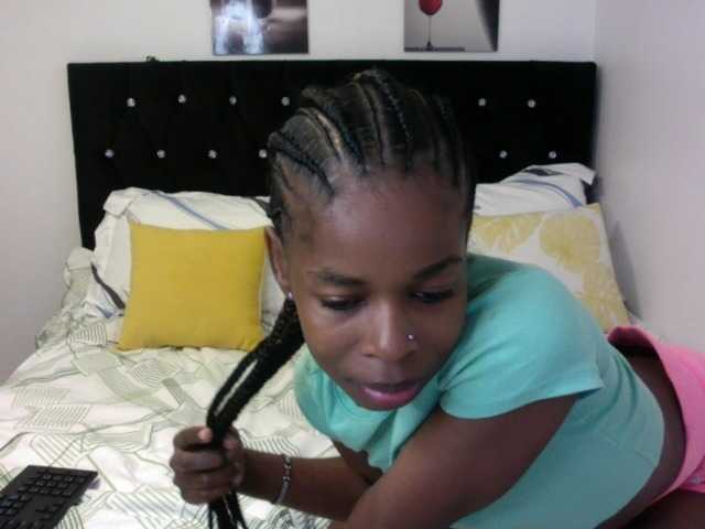 Larrine live cam on BongaCams