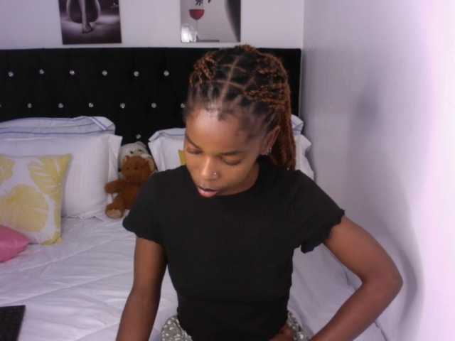 Larrine live cam on BongaCams