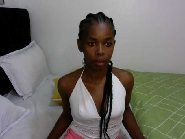 Larrine live cam on BongaCams