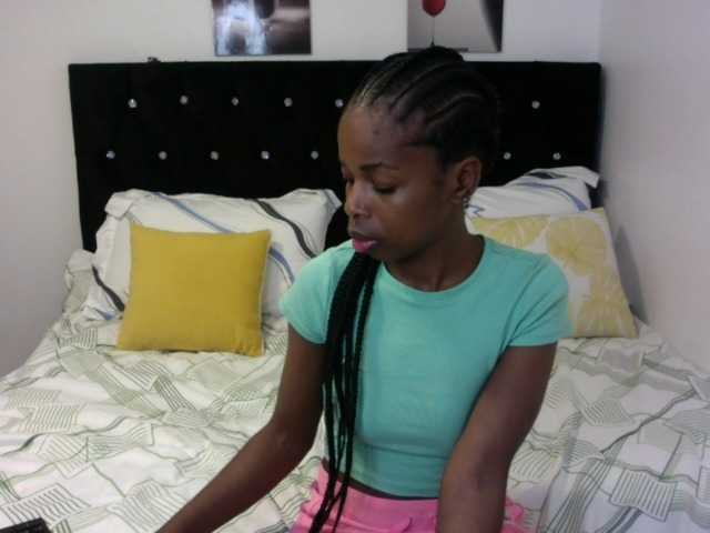 Larrine live cam on BongaCams