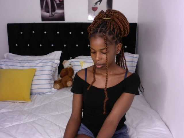 Larrine live cam on BongaCams