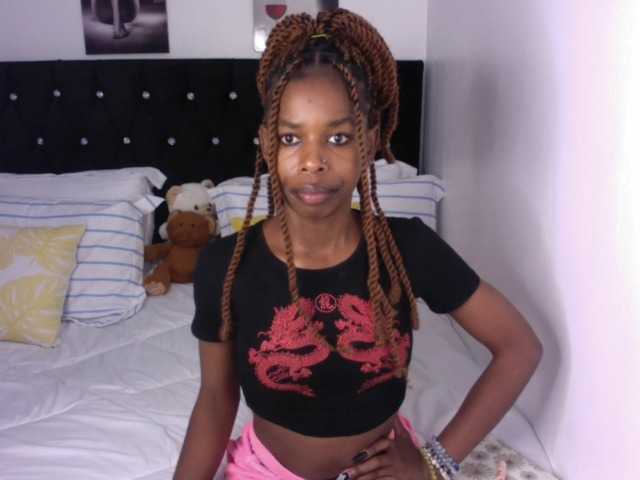 Larrine live cam on BongaCams