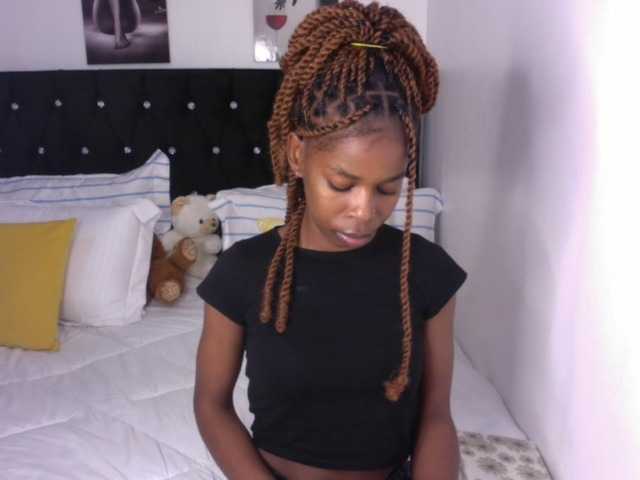 Larrine live cam on BongaCams