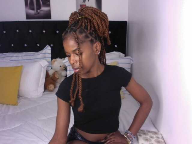 Larrine live cam on BongaCams