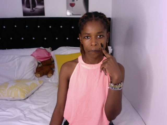 Larrine live cam on BongaCams