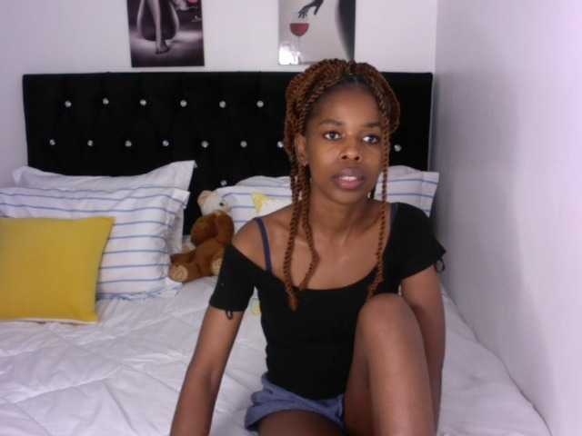 Larrine live cam on BongaCams
