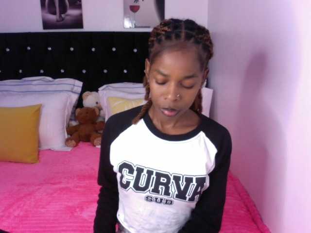 Larrine live cam on BongaCams
