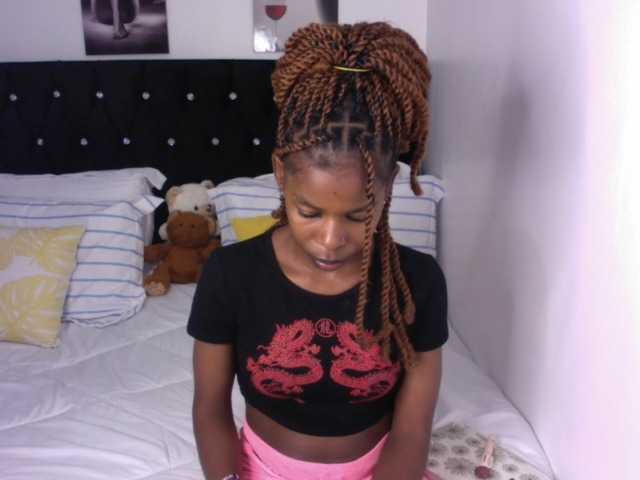 Larrine live cam on BongaCams