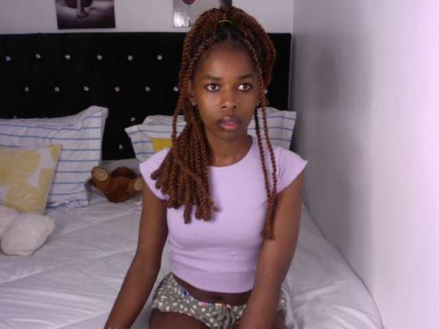 Larrine live cam on BongaCams