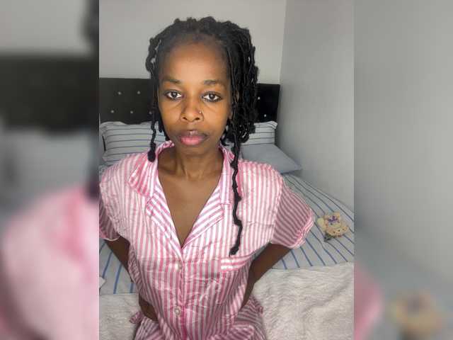 Larrine live cam on BongaCams