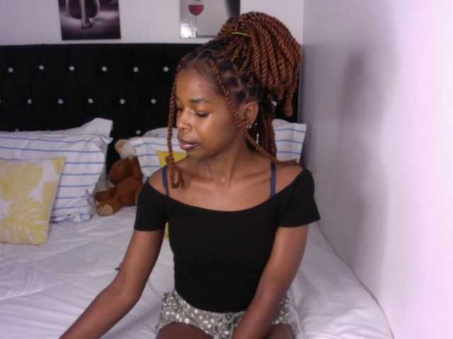 Larrine live cam on BongaCams