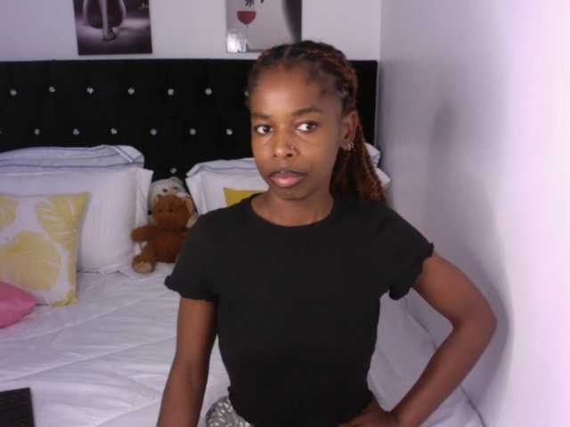 Larrine live cam on BongaCams