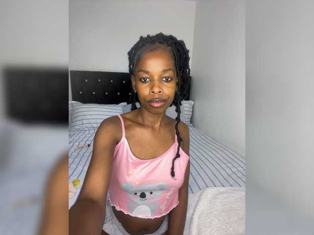 Larrine live cam on BongaCams