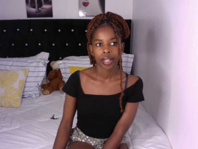 Larrine live cam on BongaCams