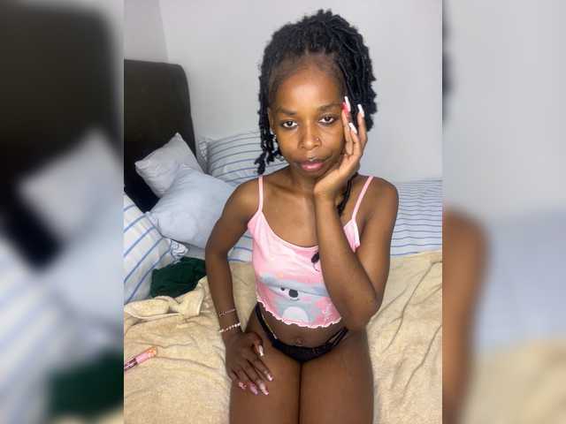 Larrine live cam on BongaCams