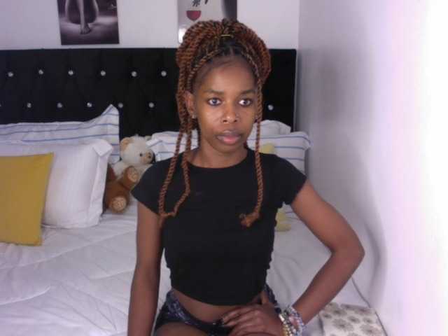 Larrine live cam on BongaCams