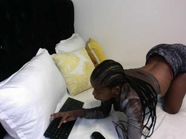 Larrine live cam on BongaCams