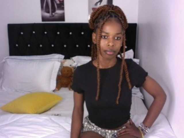 Larrine live cam on BongaCams