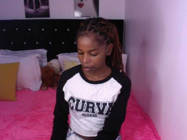 Larrine live cam on BongaCams