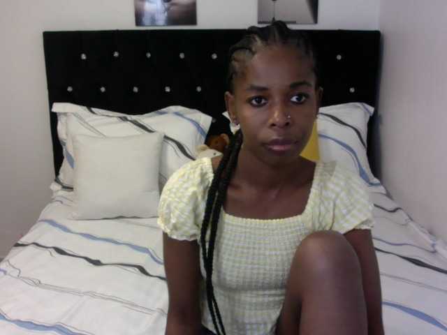 Larrine live cam on BongaCams