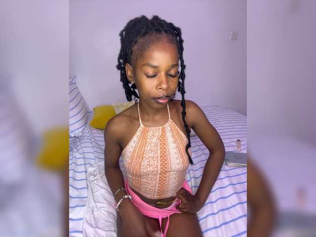 Larrine live cam on BongaCams