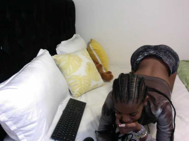 Larrine live cam on BongaCams