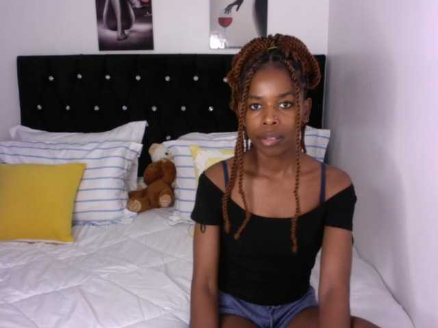 Larrine live cam on BongaCams
