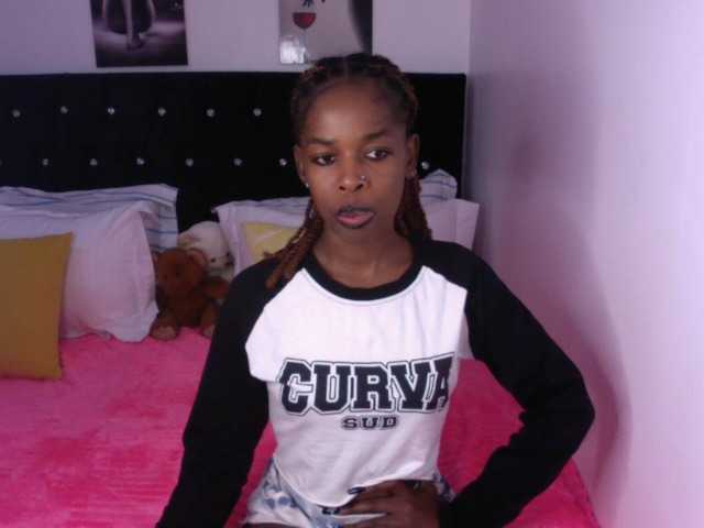 Larrine live cam on BongaCams