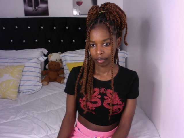 Larrine live cam on BongaCams