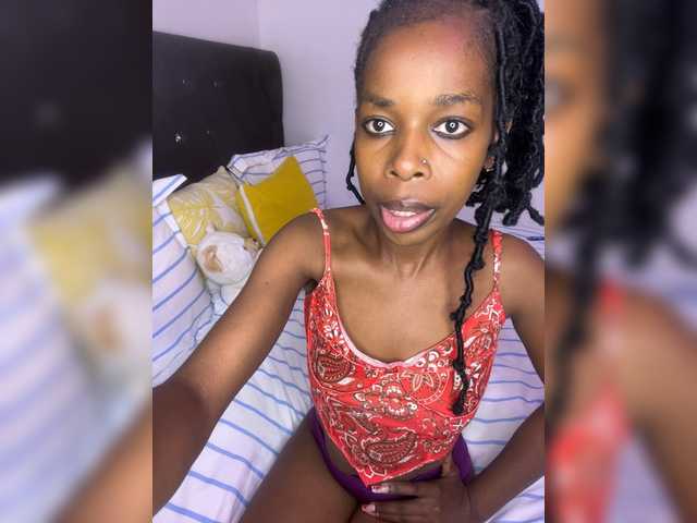 Larrine live cam on BongaCams