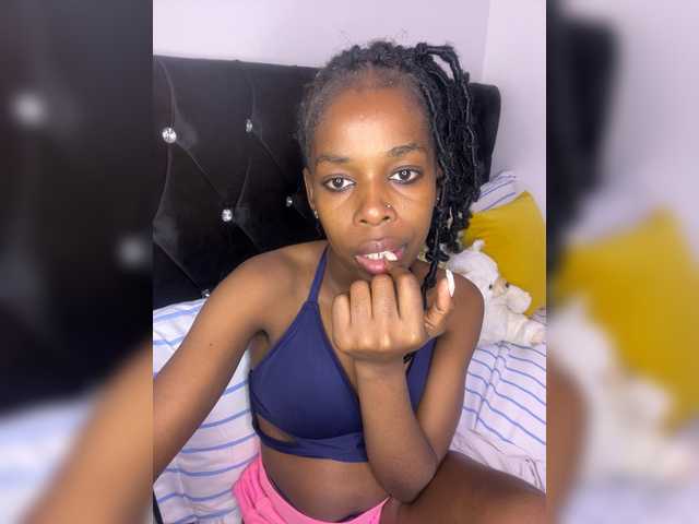 Larrine live cam on BongaCams
