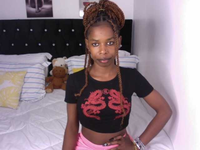 Larrine live cam on BongaCams