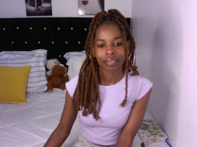 Larrine live cam on BongaCams