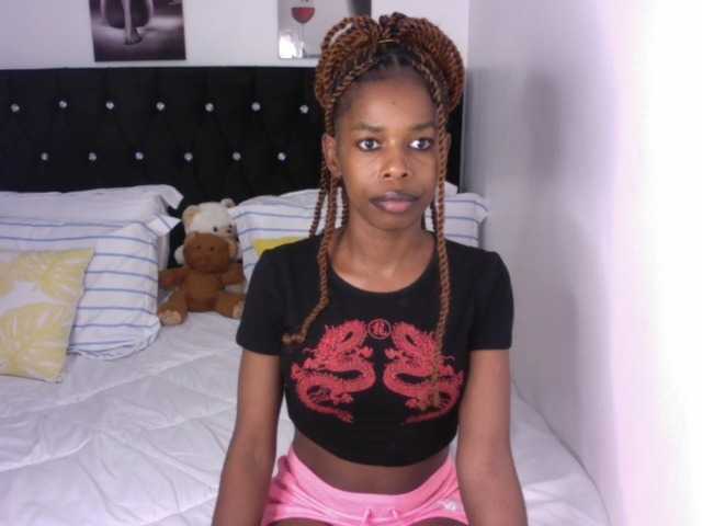 Larrine live cam on BongaCams