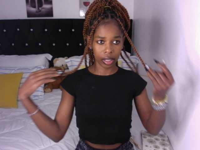 Larrine live cam on BongaCams