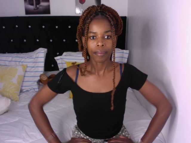 Larrine live cam on BongaCams