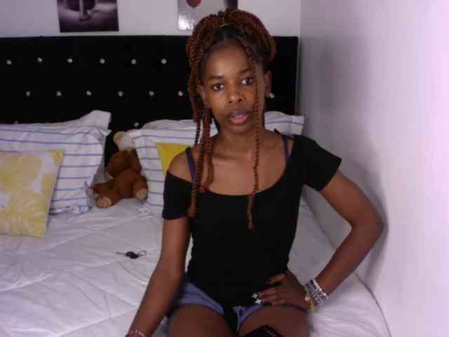 Larrine Live Webcam on BongaCams