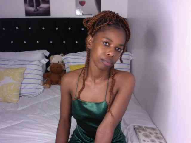 Larrine Live Webcam on BongaCams