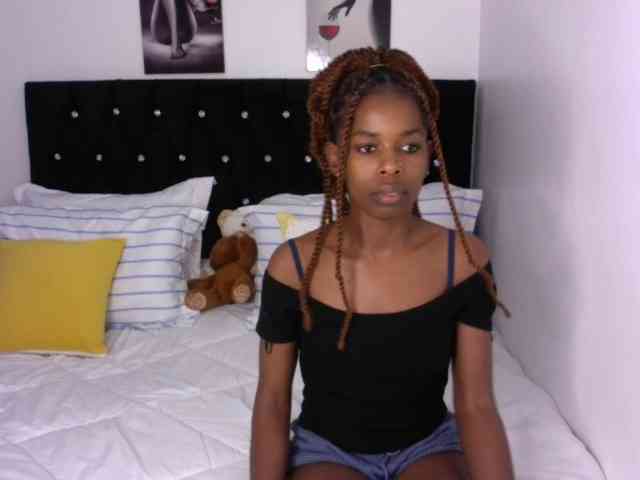 Larrine Live Webcam on BongaCams