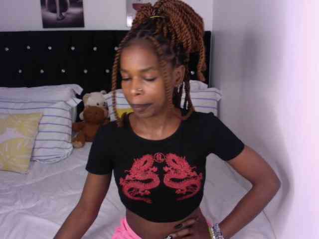 Larrine Live Webcam on BongaCams