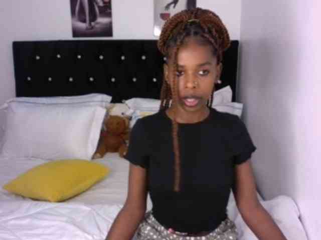 Larrine Live Webcam on BongaCams