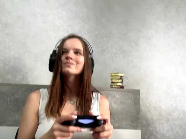 QueenieStuber, 18 y/o - Live Cam on BongaCams