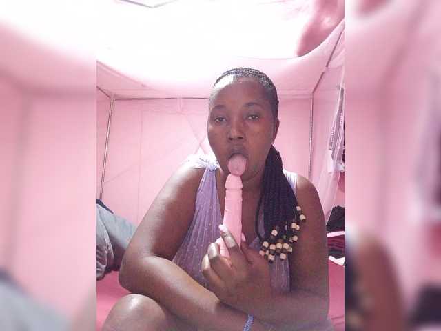 Madea live cam on BongaCams