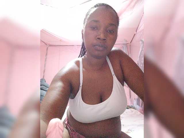 Madea live cam on BongaCams