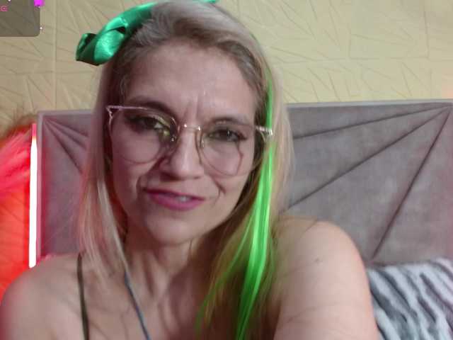 esmeralda-oikos live cam on BongaCams