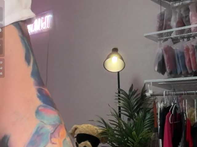 oii-kris-iio live cam preview