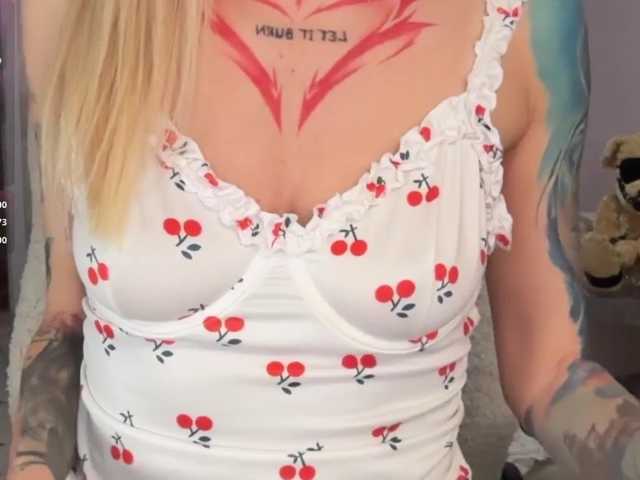 oii-kris-iio live cam on BongaCams
