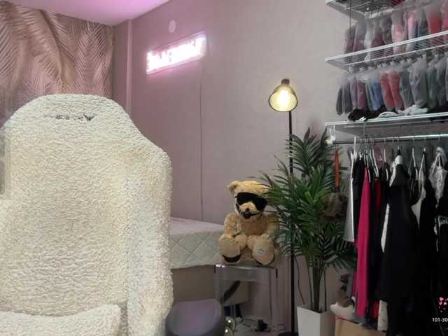 oii-kris-iio live cam